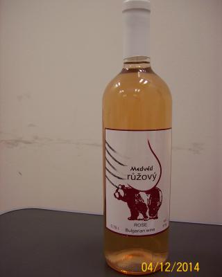 Medvěd růžový, ROSE, Bulgarian wine, alk. 11% obj. Ve víně byl zjištěn nepovolený přídavek syntetického glycerolu.