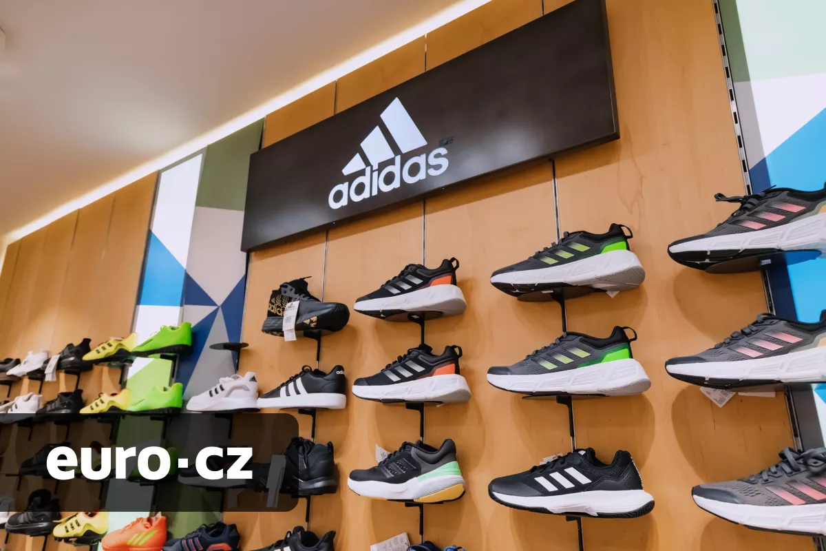 Dozvuky fiaska se značkou Yeezy. Adidas se loni propadl do ztráty, může za to hlavně ukončená spolupráce s kontroverzním raperem