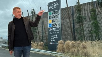 Náhledový obrázek - Komentář: Lže Andrej Babiš, nebo jen dělá z řidičů hlupáky? Kdyby opravdu platilo, co říká, nafta by stála přes 60 Kč