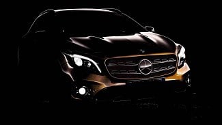 Náhledový obrázek - Mercedes-Benz ukáže v Detroitu facelift modelu GLA. Jeho podobu naznačuje první fotka