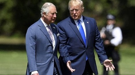 Náhledový obrázek - Trump na návštěvě Británie: setkal se s královnou, v plánu má i jednání s Mayovou