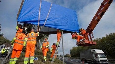 Náhledový obrázek - Silničáři odstranili legální billboard, stěžuje si majitel