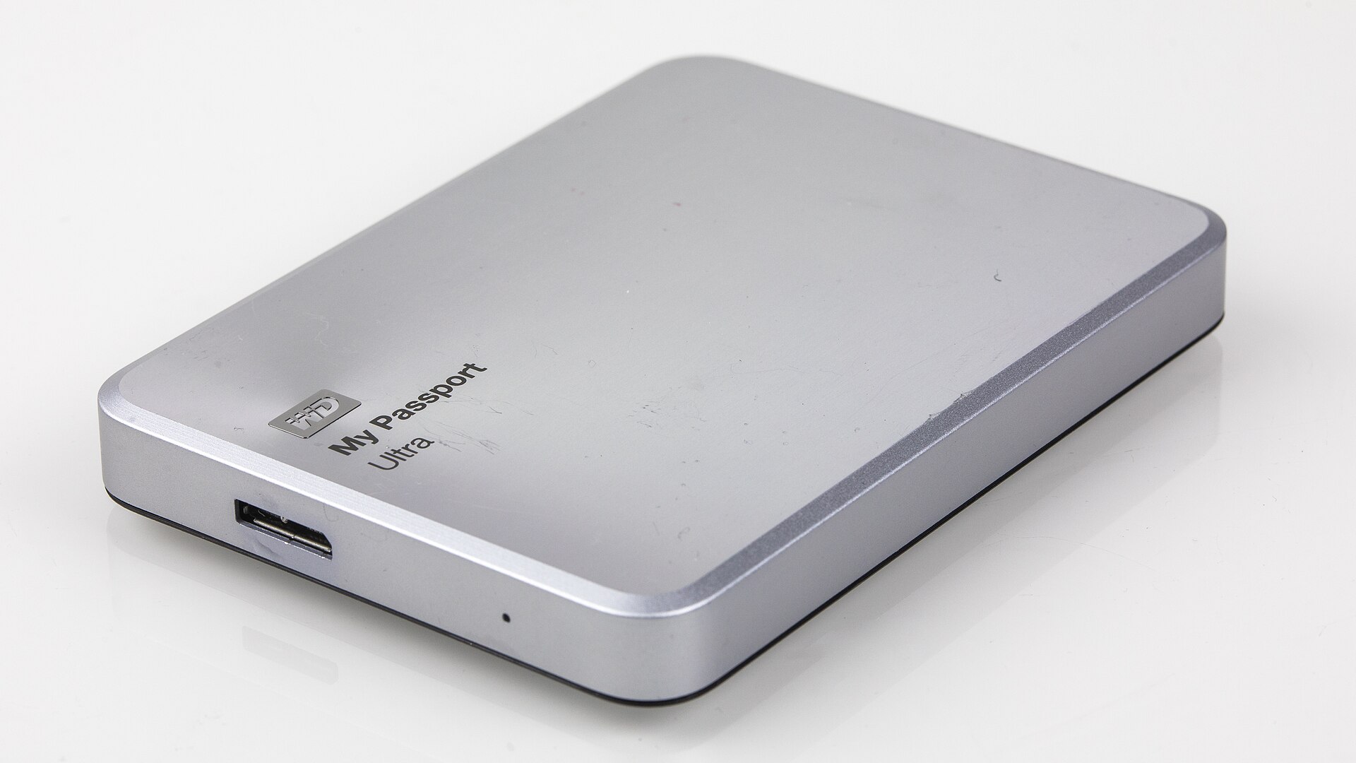 Stříbrný externí disk WD My Passport Ultra Metal Edition s viditelným konektorem USB 3.0 Micro-B.