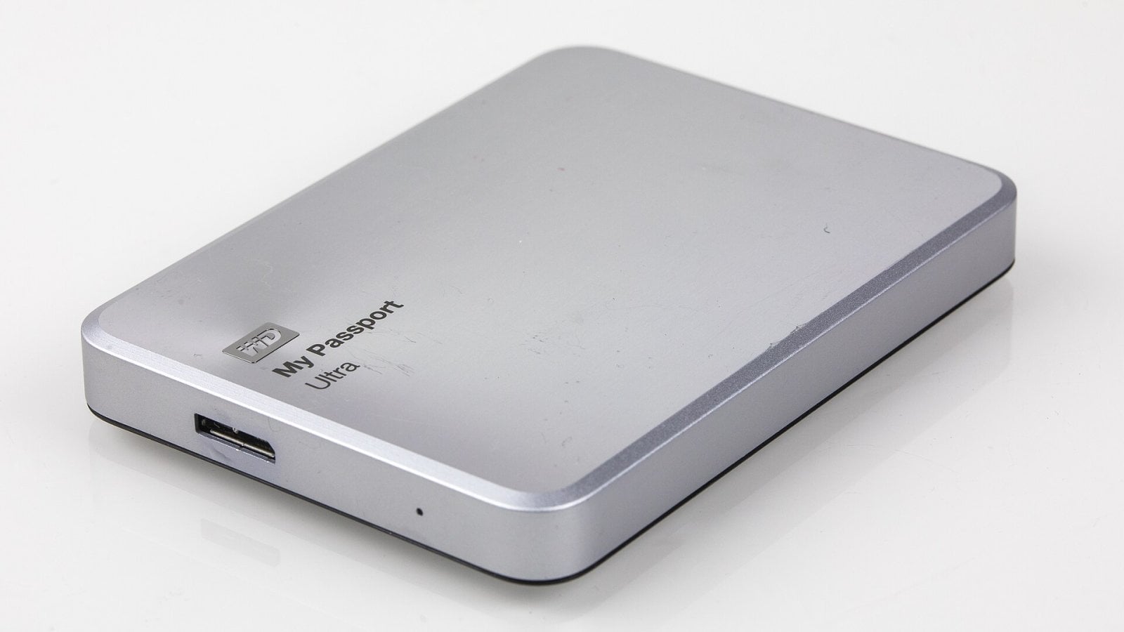 Stříbrný externí disk WD My Passport Ultra Metal Edition s viditelným konektorem USB 3.0 Micro-B.