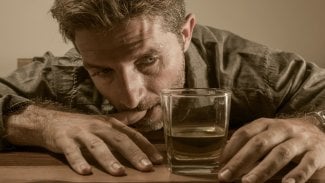 Náhledový obrázek - První příznaky závislosti na alkoholu: výpadky paměti i zanedbávání povinností a dalších 8 varovných signálů