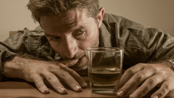 https://i.iinfo.cz/images/muž závislý na alkoholu