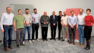 zástupci společnosti eD system přebírají ocenění pro nejlepšího distributora značky Canon za rok 2024