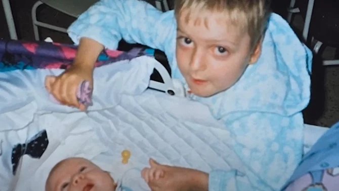 Tehdy šestiletý Lukáš s bratrem, jehož pupečníková krev mu zachránila život