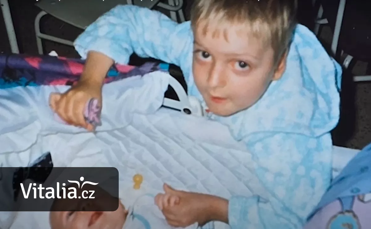 Trpěl na infekce a boláky, před 30 lety ho zachránila pupečníková krev od novorozeného bratra