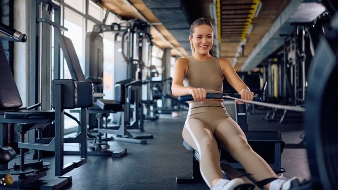 Mladá žena v posilovně