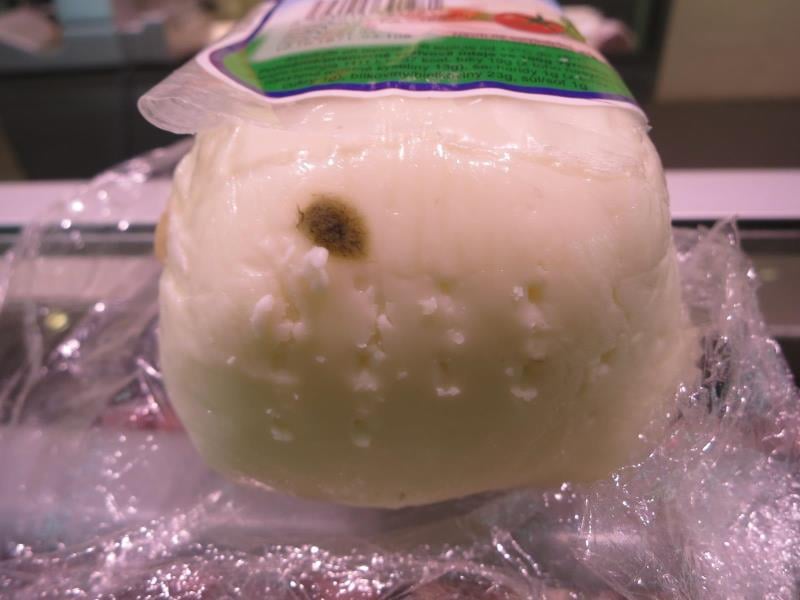 Nebezpečné potraviny -  Kaufland Žatec, sýr ITALY MOZZARELLA. Vzorek byl odebrán z načatého balení. Na povrchu potraviny se vyskytovala plíseň oranžovohnědé a zelenohnědé barvy. Při kontrole nebyly zjištěny nevyhovující teploty skladování tohoto výrobku. Potravina neměla prošlé datum použitelnosti.