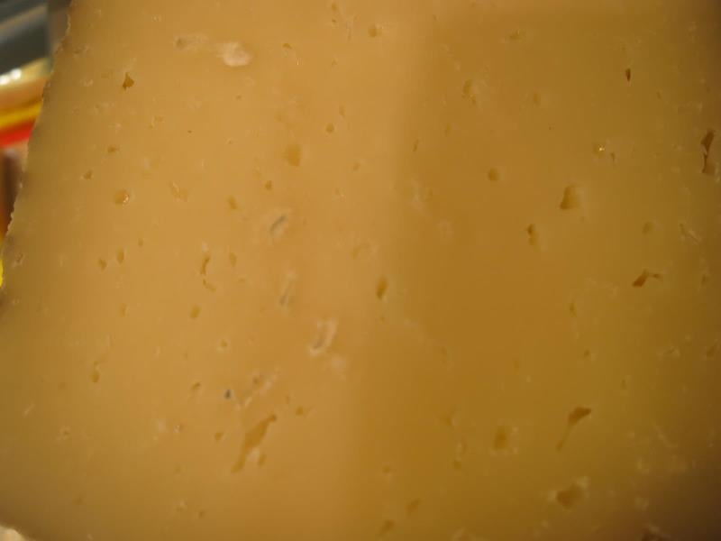 Nebezpečné potraviny -  Kaufland Most, sýr Iberico. Vzorek byl odebrán z načatého balení. Na povrchu výrobku se vyskytovala plíseň viditelná pouhým okem. Při kontrole nebyly zjištěny nevyhovující teploty skladování tohoto výrobku, výrobek neměl prošlé datum minimální trvanlivosti.