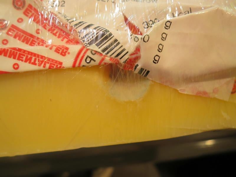Nebezpečné potraviny -  Kaufland Most, sýr Emmentaler A.O.P. Vzorek byl odebrán z načatého balení. Na povrchu výrobku se vyskytovala plíseň viditelná pouhým okem. Při kontrole nebyly zjištěny nevyhovující teploty skladování tohoto výrobku, výrobek neměl prošlé datum minimální trvanlivosti.