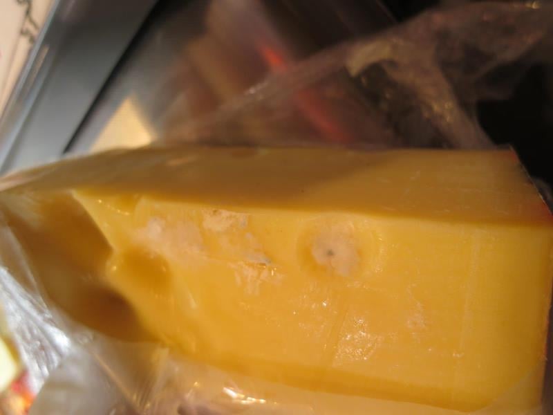 Nebezpečné potraviny -  Kaufland Most, sýr Emmentaler A.O.P. Vzorek byl odebrán z načatého balení. Na povrchu výrobku se vyskytovala plíseň viditelná pouhým okem. Při kontrole nebyly zjištěny nevyhovující teploty skladování tohoto výrobku, výrobek neměl prošlé datum minimální trvanlivosti.