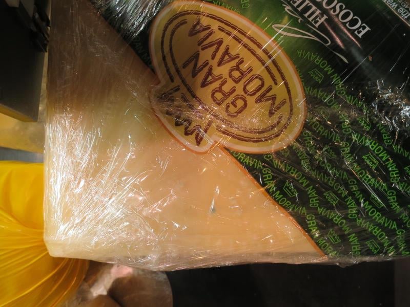 Nebezpečné potraviny -  Kaufland Most, sýr GRAN MORAVIA. Vzorek byl odebrán z načatého balení. Na povrchu výrobku se vyskytovala plíseň viditelná pouhým okem. Při kontrole nebyly zjištěny nevyhovující teploty skladování tohoto výrobku, výrobek neměl prošlé datum minimální trvanlivosti.