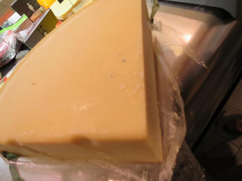 Nebezpečné potraviny -  Kaufland Most, sýr GRAN MORAVIA. Vzorek byl odebrán z načatého balení. Na povrchu výrobku se vyskytovala plíseň viditelná pouhým okem. Při kontrole nebyly zjištěny nevyhovující teploty skladování tohoto výrobku, výrobek neměl prošlé datum minimální trvanlivosti.