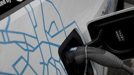 Náhledový obrázek - Naruby: elektromobil vydělá stovky eur dobíjením sítě