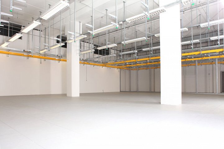 Datacube: sál připravený na racky