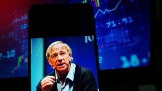 Investor Ray Dalio se proslavil nejen jako štědrý filantrop a zakladatel největšího hedgeového fondu na světě Bridgewater Associates, ale také díky svým častým varováním před systémovými riziky, jež opírá o hluboké makroekonomické analýzy a studium minulých krizí.
