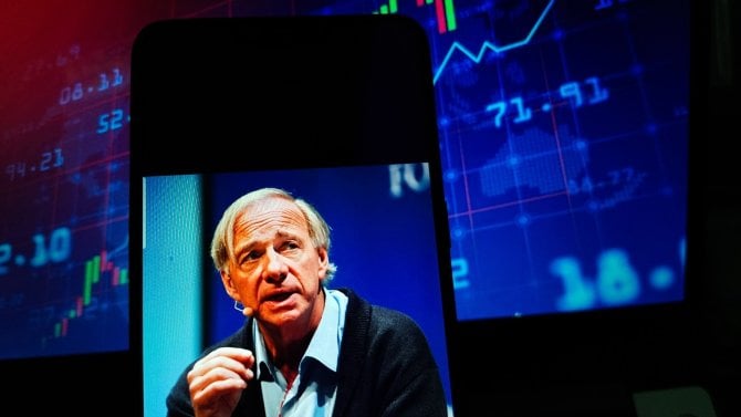 Investor Ray Dalio se proslavil nejen jako štědrý filantrop a zakladatel největšího hedgeového fondu na světě Bridgewater Associates, ale také díky svým častým varováním před systémovými riziky, jež opírá o hluboké makroekonomické analýzy a studium minulých krizí.