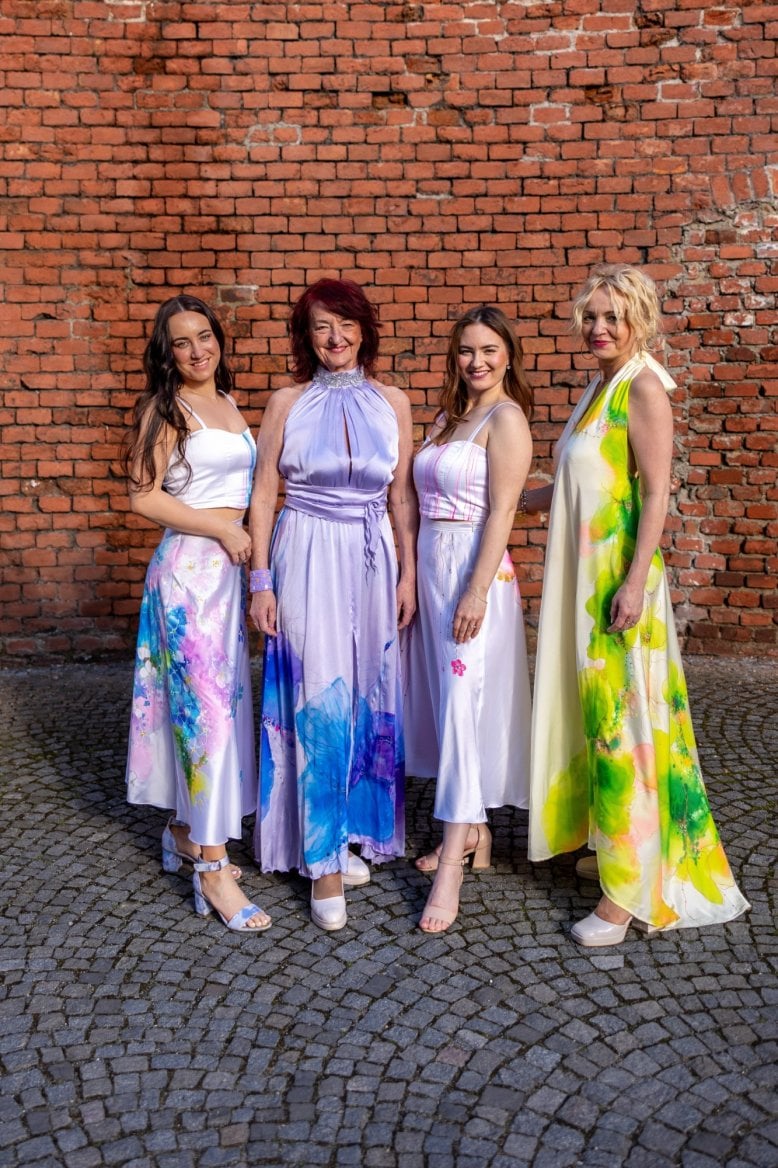 Ženy v hedvábných šatech od Blanky Drabové