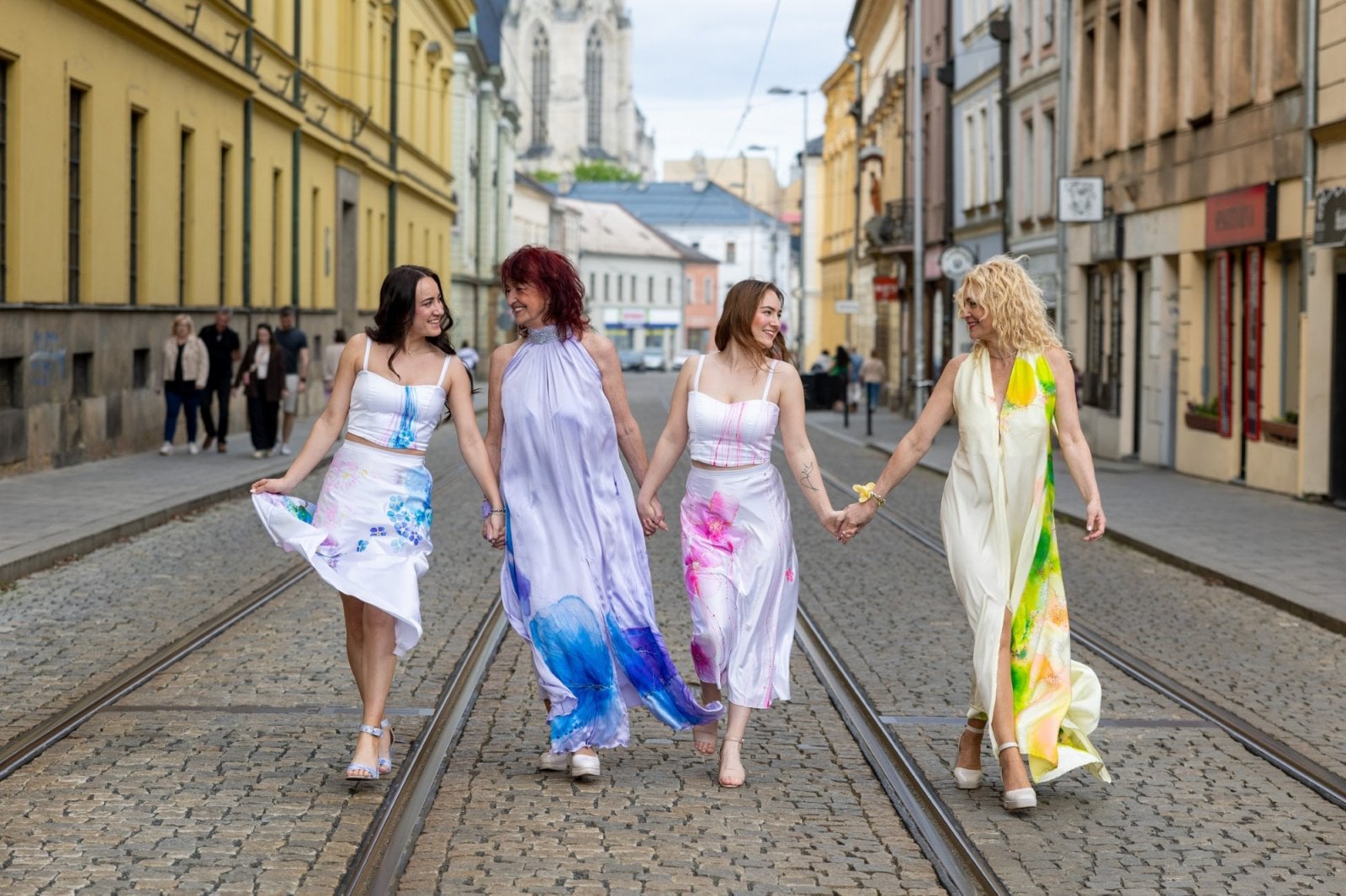 Ženy v hedvábných šatech od Blanky Drabové