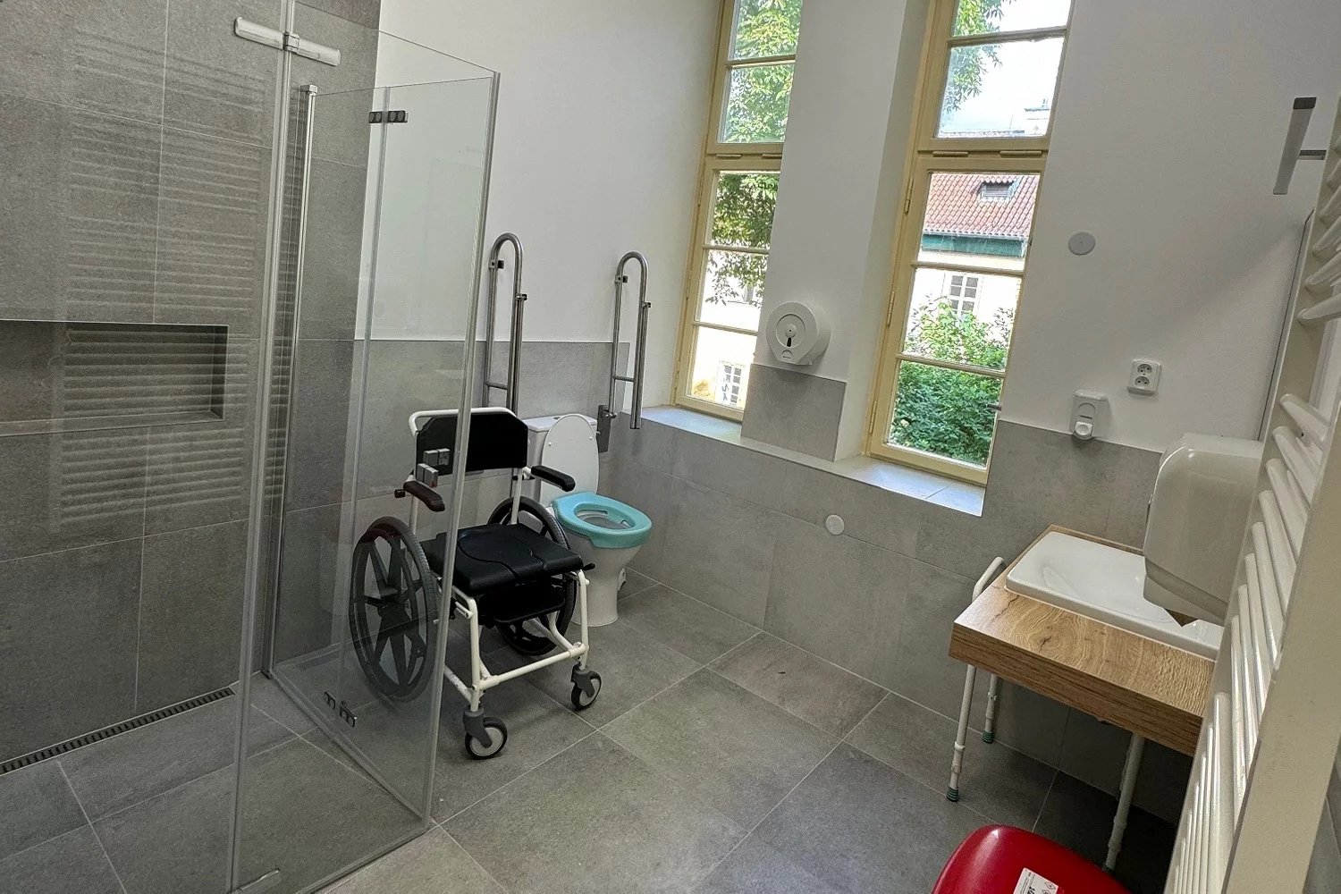 K pokoji přiléhá koupelna s WC. Aby i ony byly bezbariérové, musela je nemocnice zrekonstruovat.