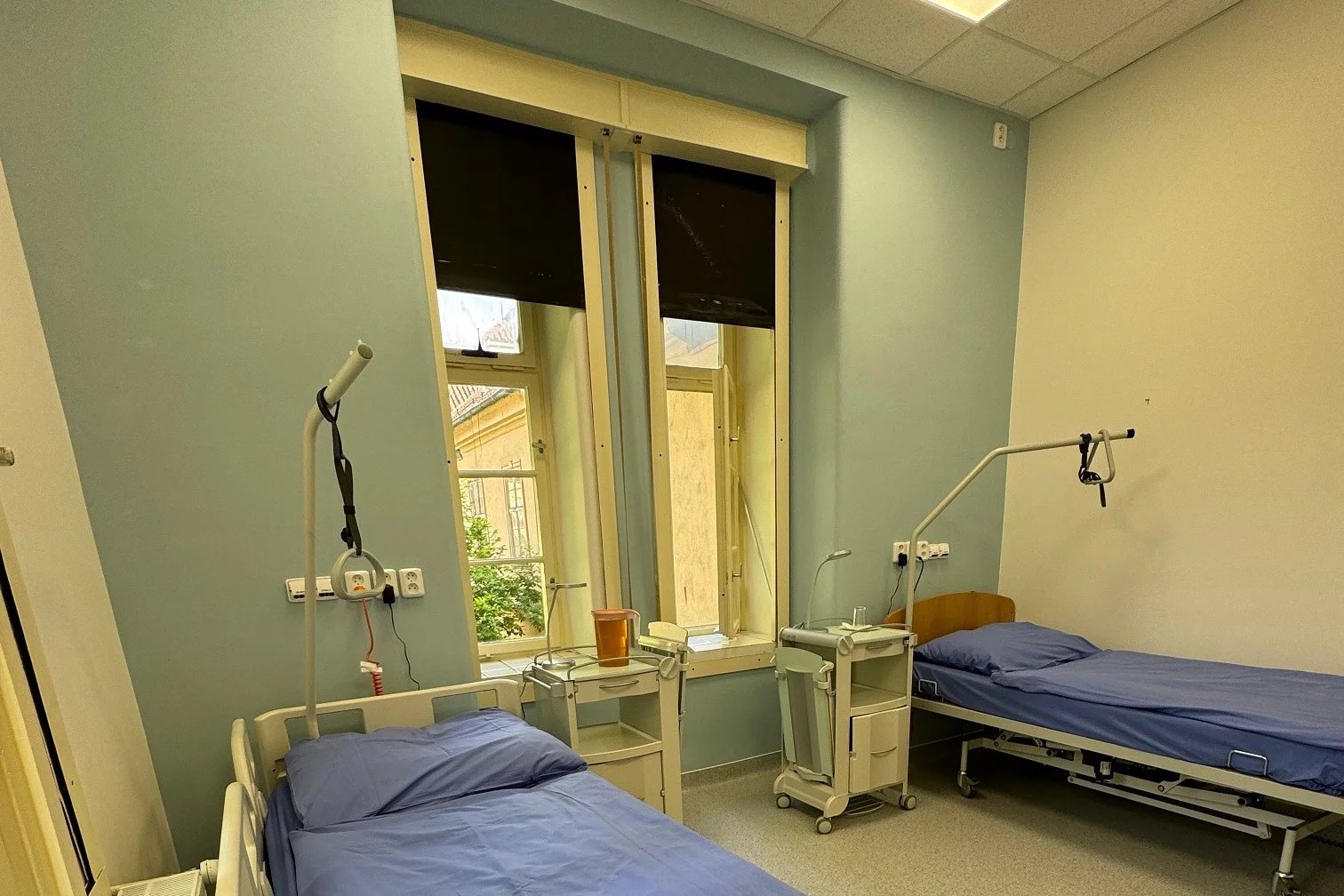 Nově zrekonstruovaný pokoj ve spánkové laboratoři Všeobecné fakultní nemocnice má ve špaletových oknech zatemňovací rolety.