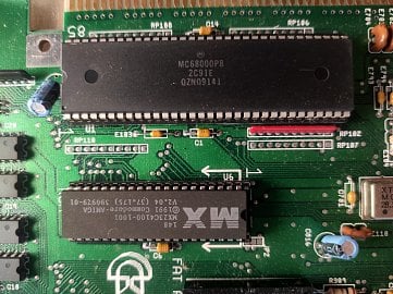 Detail základní desky - ROM paměť se zavaděčem Kickstart (dole), nahoře klasický CPU Motorola 68k.