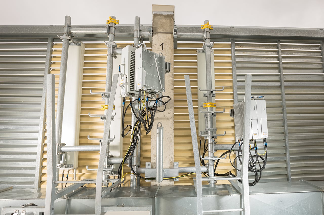 Antény jsou schované za vyměněnými žaluziemi, které tvoří architektonický prvek budovy. Z ulice není kamufláž vůbec patrná.