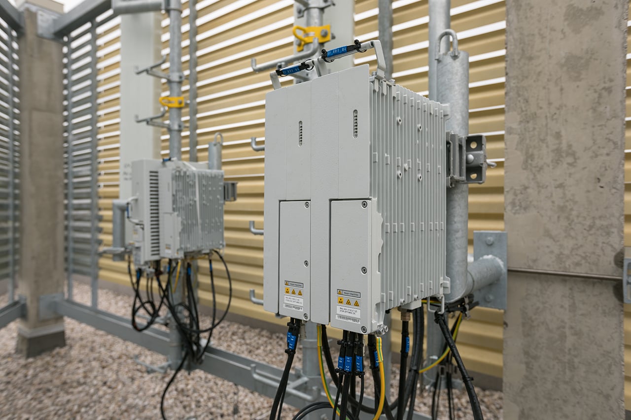 Antény jsou schované za vyměněnými žaluziemi, které tvoří architektonický prvek budovy. Z ulice není kamufláž vůbec patrná.