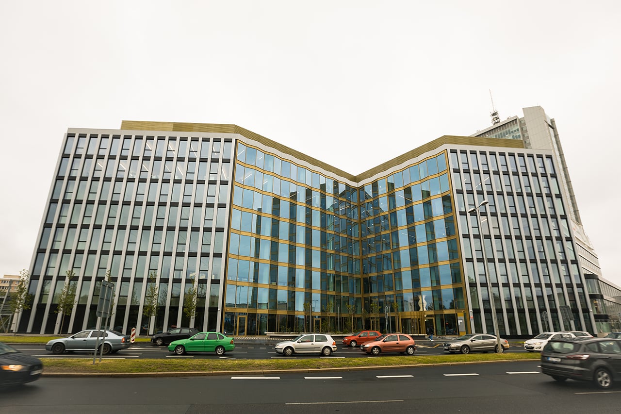 Antény jsou schované za vyměněnými žaluziemi, které tvoří architektonický prvek budovy. Z ulice není kamufláž vůbec patrná.