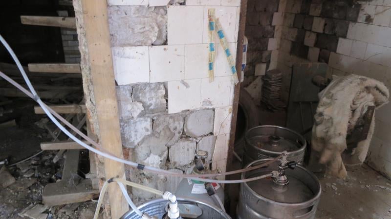 Robert Heidenreich, R.H. BAR, Žihle. Uzavřena pouze část provozovny - sklepní prostory. Zjištěné skutečnosti: Výrazně zanedbaný úklid, nečistoty na stěnách, na podlaze, na regálech či zařízeních, poškození stěn a stropu, riziko kontaminace potravin z důvodu nevyhovujících prostor, velikost či uspořádání prostor pro skladování potravin neumožňuje správnou hygienickou praxi