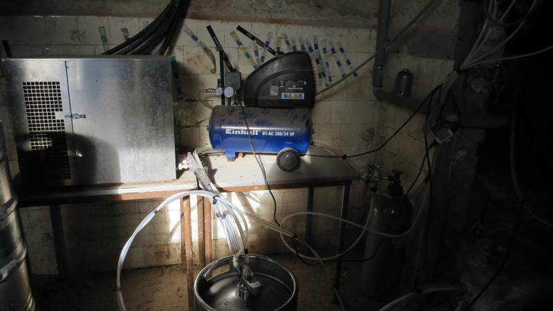 Robert Heidenreich, R.H. BAR, Žihle. Uzavřena pouze část provozovny - sklepní prostory. Zjištěné skutečnosti: Výrazně zanedbaný úklid, nečistoty na stěnách, na podlaze, na regálech či zařízeních, poškození stěn a stropu, riziko kontaminace potravin z důvodu nevyhovujících prostor, velikost či uspořádání prostor pro skladování potravin neumožňuje správnou hygienickou praxi