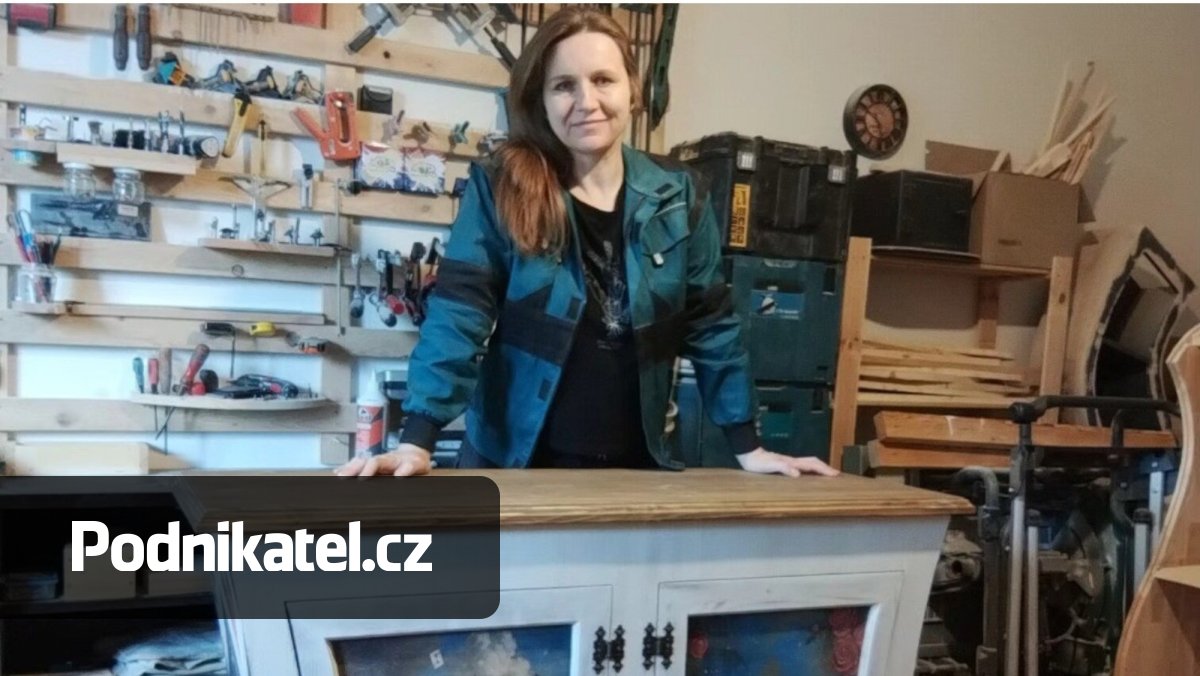Nábytek jak z Alenky v říši divů. Zuzana vyměnila kancelář za prach a piliny