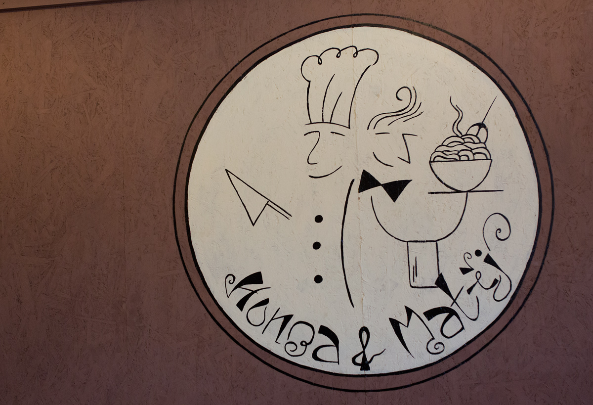 Čerství absolventi škol se vrhli na výrobu čerstvých těstovin.