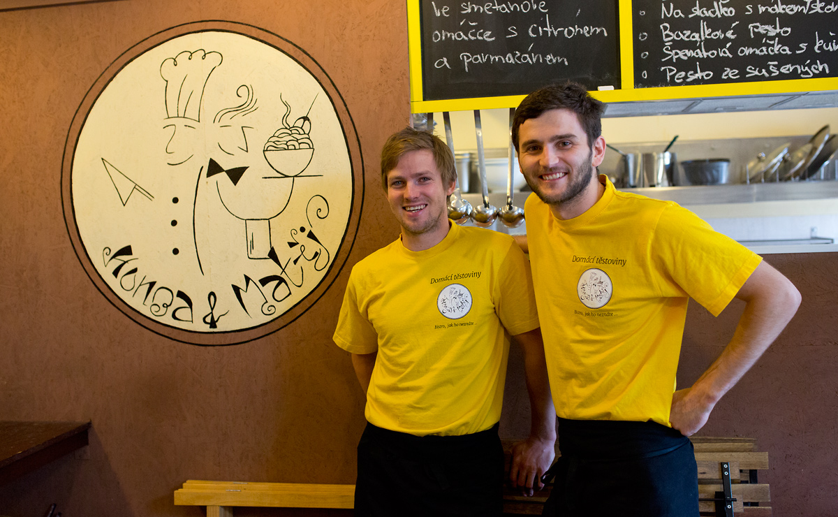 Čerství absolventi škol se vrhli na výrobu čerstvých těstovin.