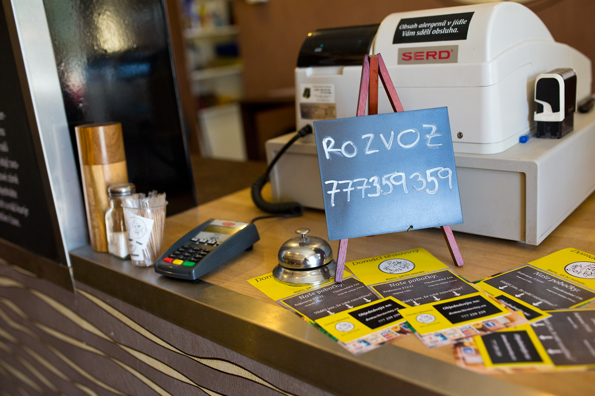 Čerství absolventi škol se vrhli na výrobu čerstvých těstovin.