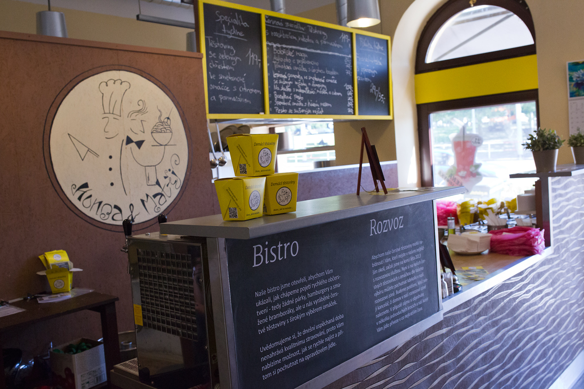 Čerství absolventi škol se vrhli na výrobu čerstvých těstovin.