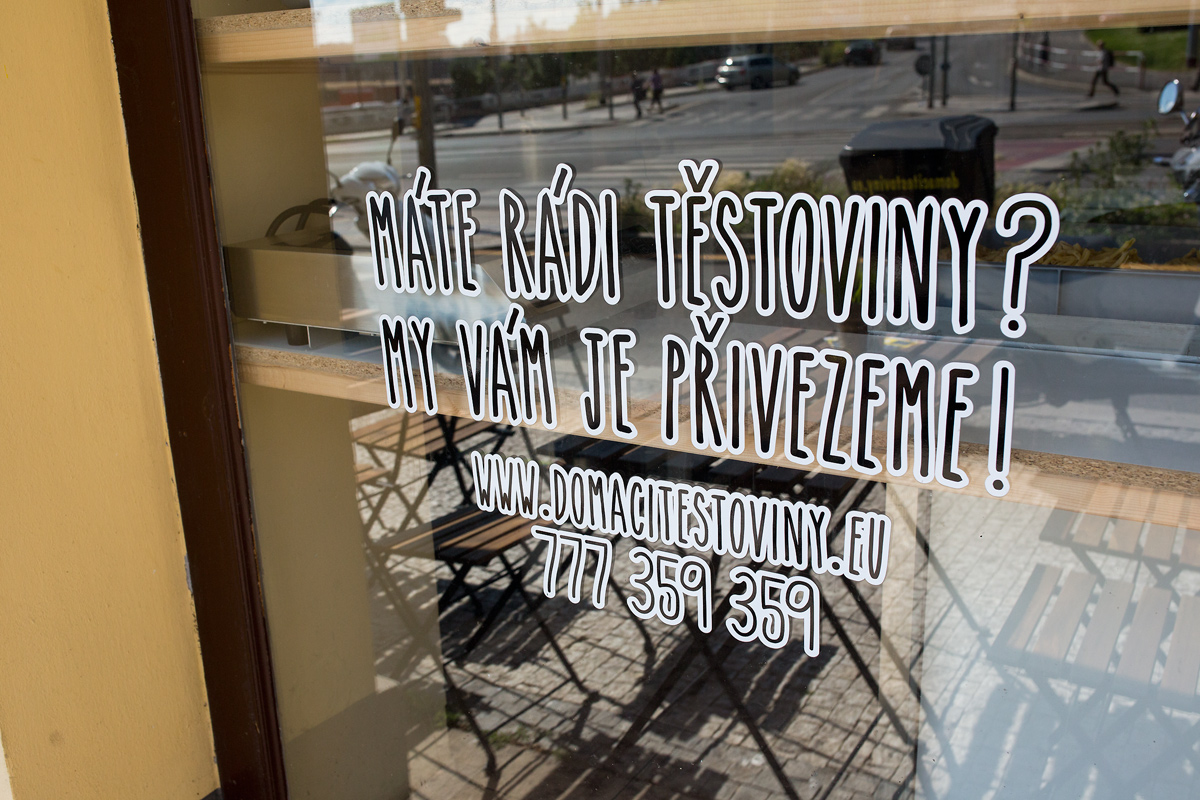 Čerství absolventi škol se vrhli na výrobu čerstvých těstovin.