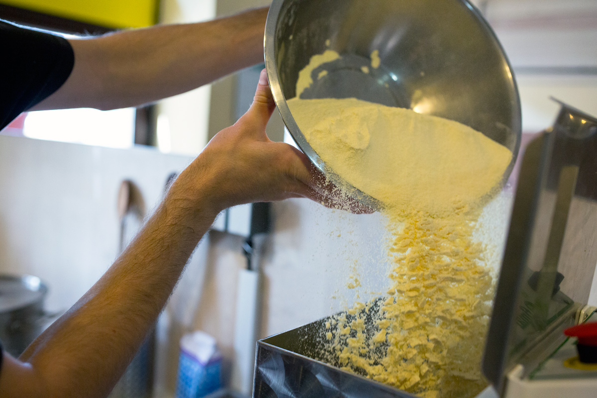 Čerství absolventi škol se vrhli na výrobu čerstvých těstovin.