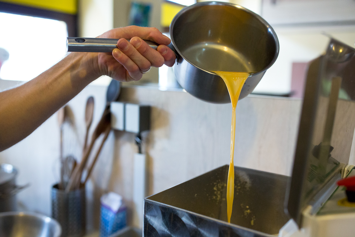 Čerství absolventi škol se vrhli na výrobu čerstvých těstovin.