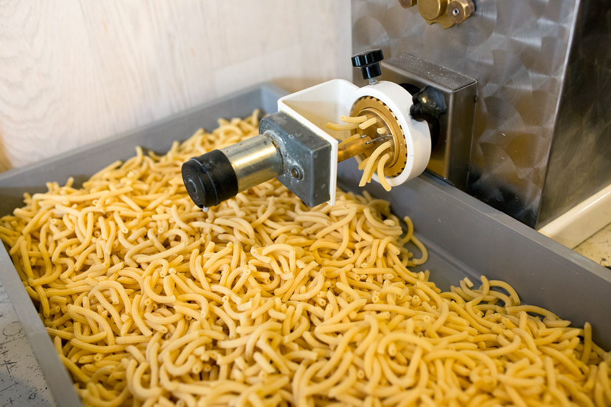 Čerství absolventi škol se vrhli na výrobu čerstvých těstovin.