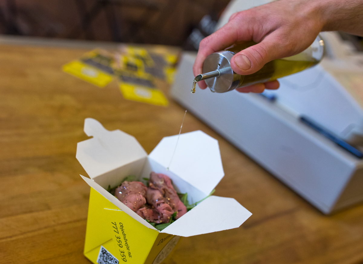 Čerství absolventi škol se vrhli na výrobu čerstvých těstovin.