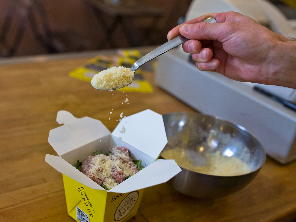 Čerství absolventi škol se vrhli na výrobu čerstvých těstovin.