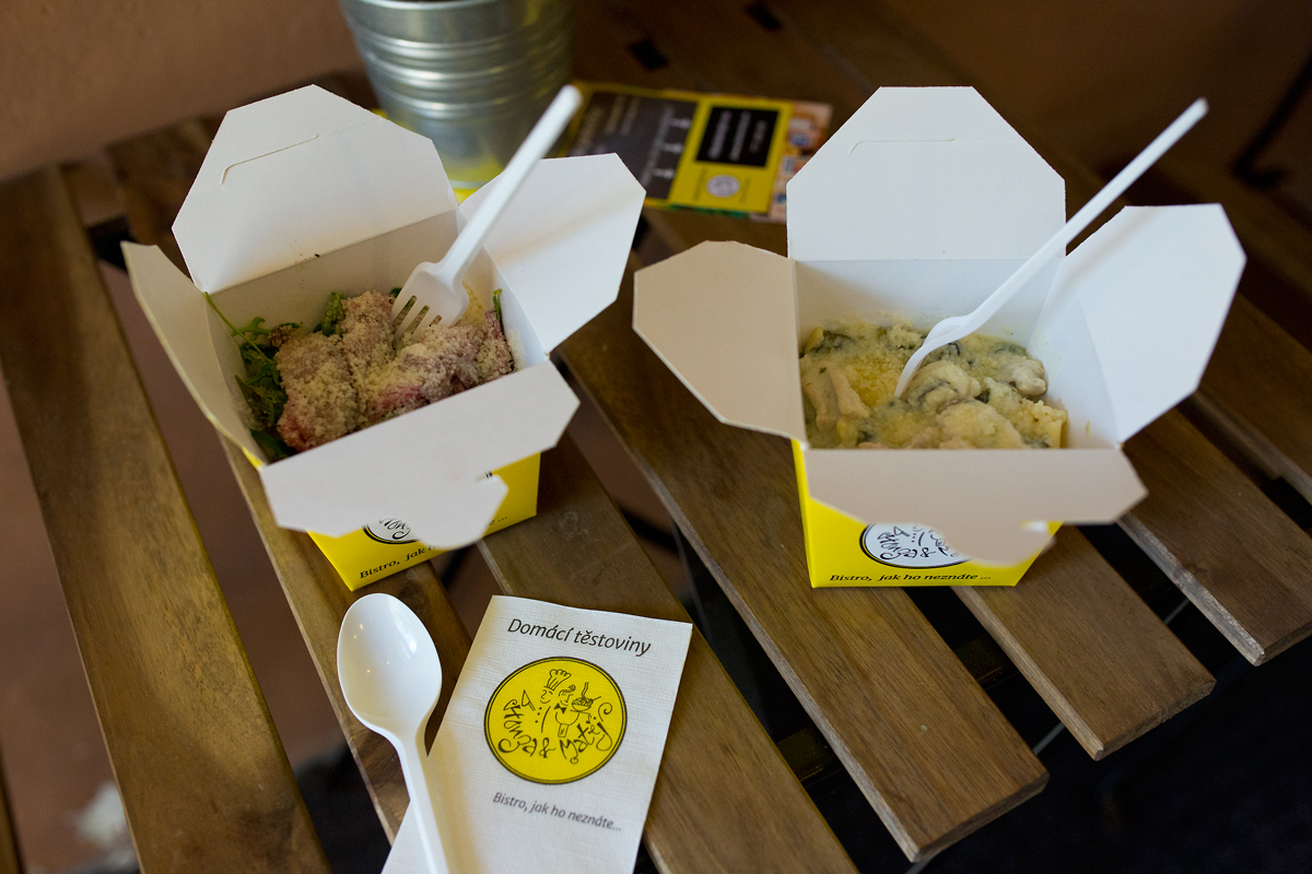 Čerství absolventi škol se vrhli na výrobu čerstvých těstovin.