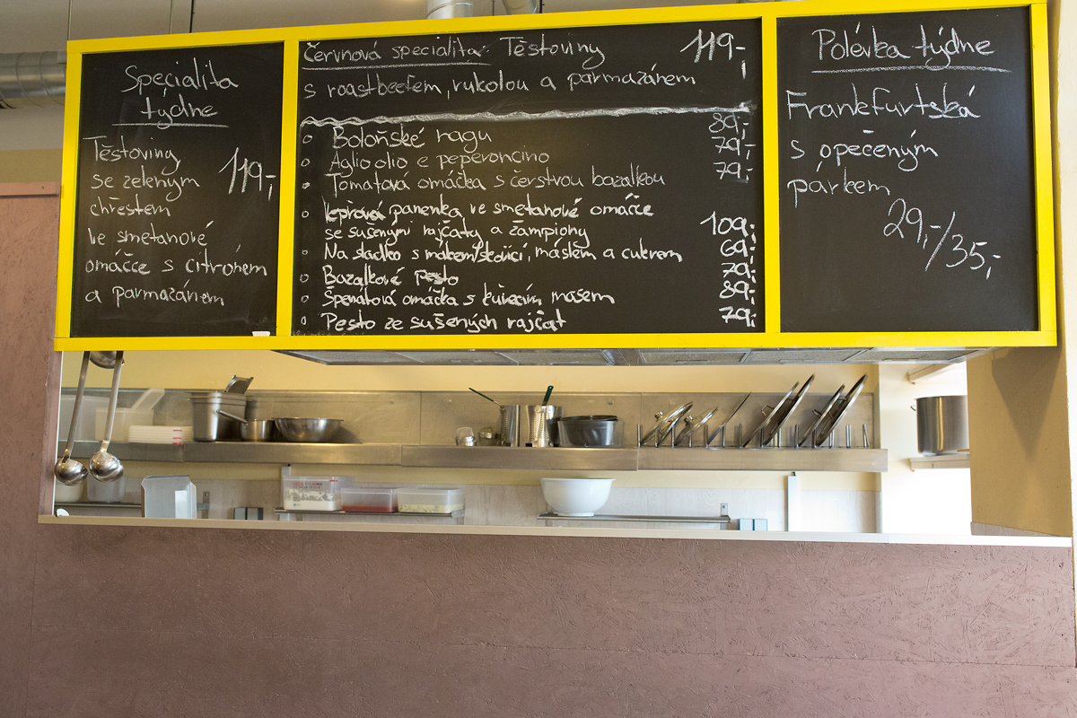 Čerství absolventi škol se vrhli na výrobu čerstvých těstovin.