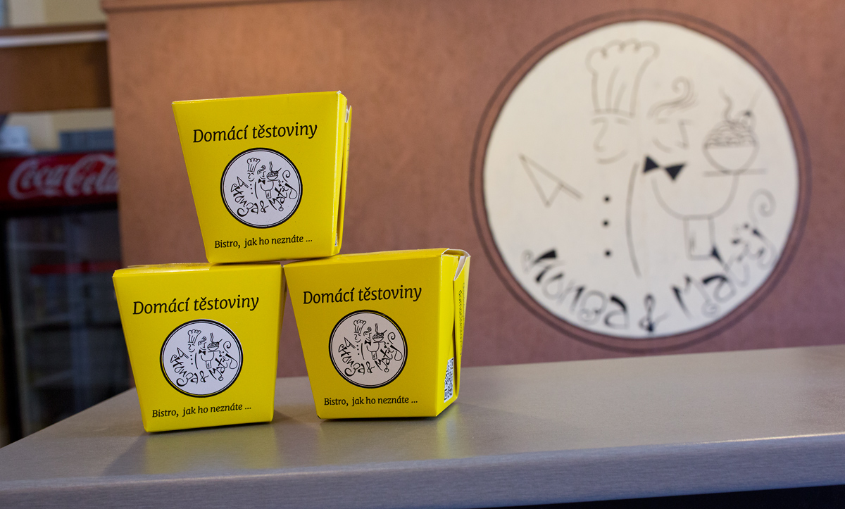 Čerství absolventi škol se vrhli na výrobu čerstvých těstovin.