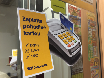 Platební karty na pobočkách České pošty. (Pošta Praha 6, 7.10.2015)
