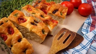 Náhledový obrázek - Focaccia recept: tradiční italské pečivo se běžně peče z bílé mouky. Použít se dá i celozrnná a špaldová